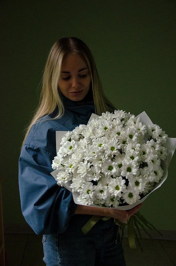Моно букет из 11 ромашковых хризантем