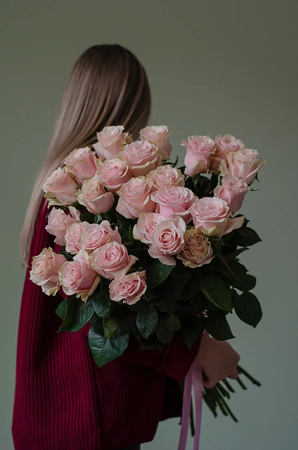 25 нежных розовых роз