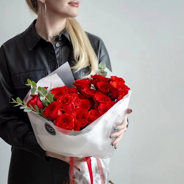 25 алых роз с эвкалиптом