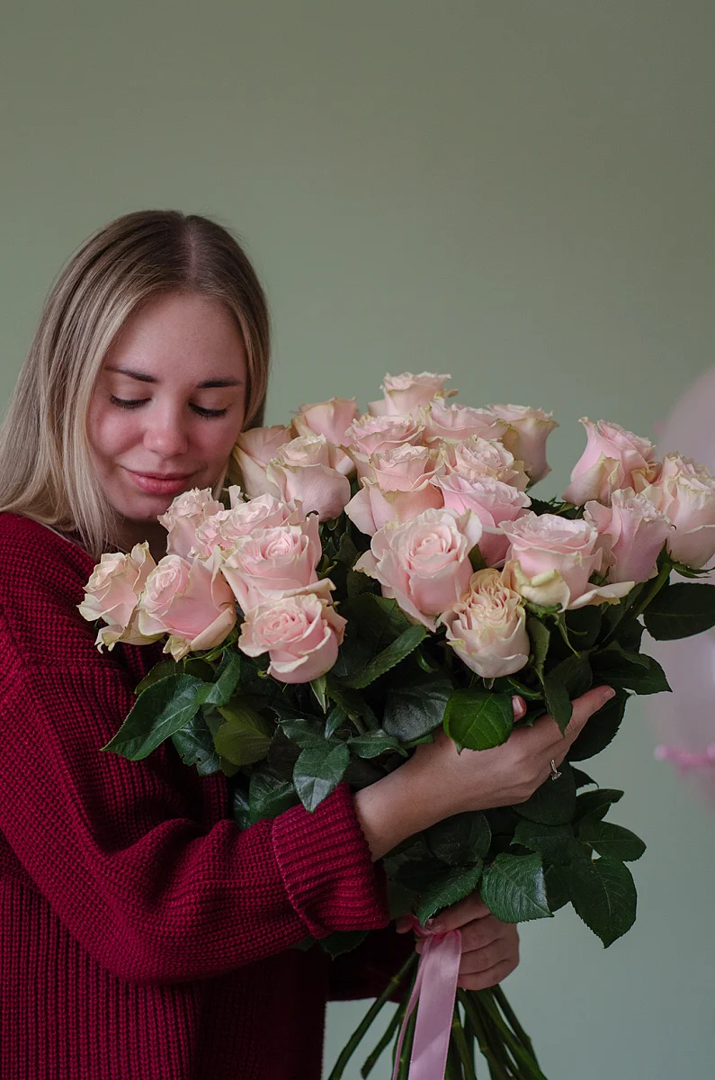 25 нежных розовых роз